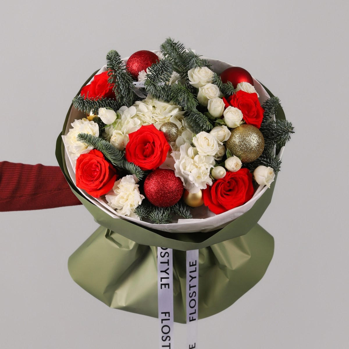 zimnij buket s elkoj i krasnoj rozoj 6